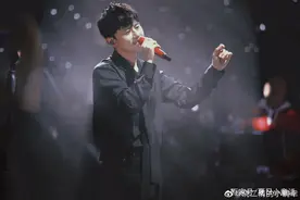 张杰哭到唱不下去，我也跟着哭了图片