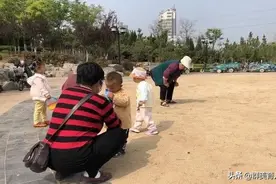 爸爸接女儿迟到了，女儿们拿起书包就扔，网友：惹不起惹不起图片