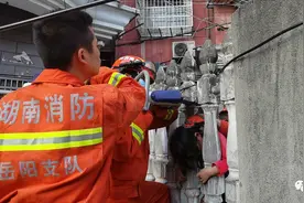 岳阳8岁女孩钻栏杆，惊动消防、吓坏家长图片