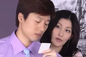 太拼了！37岁李彩桦离婚后忙捞金，炎热天气穿过膝皮靴在户外演出图片