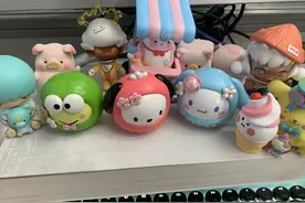 盲盒玩具、盲盒徽章、盲盒文具、盲盒手链...... 年轻人，你“盲盒”了吗？图片