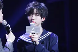 贺峻霖，配上少年的精致妆容和白皙皮肤，反而透出一丝清冷的诱惑图片