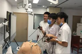 医学生的日常有多可爱？吃鸡爪与众不同，谈恋爱却很心酸图片