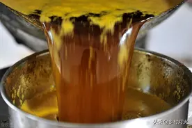 农村榨油菜籽油，在菜籽油里加盐水有什么用？看完你就知道原因了图片