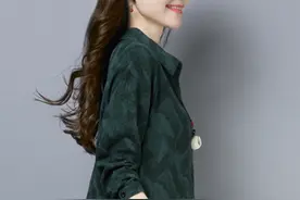 婆婆55岁，从不穿妈妈装，“棉麻衫”+平鞋，减龄特迷人图片