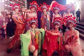 穿比基尼的“京剧”算是国粹吗？老人不敢正视，年轻人瞪大眼图片