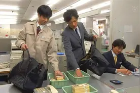 两小伙拥有特殊体质，大摇大摆在银行抢钱，行长竟毫无觉察……视频封面