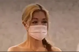 极端女粉丝频繁接机：穿着暴露神情淡然，男艺人吓得头都不敢回图片