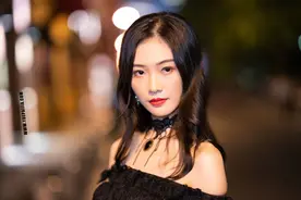 2019-08-29 外滩街拍 暗黑哥特式长裙图片