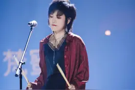 许飞被批情商低？好心为黄晓明宣传，却在婚纱照baby位置p上自己图片