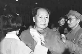 毛主席患重感冒不愿吃药，直到一人出面，主席：你吃一颗我吃一颗图片