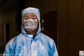 帅气小伙戴面罩工作像年迈老人，一身工装掩盖真实面目图片