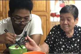 上海大妈路边捡一黑人小男孩，辛苦抚养20多年，他是如何回报的？图片