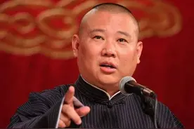 德云社最社会的一个徒弟，曹云金见了不敢说话，跟谁合影都不笑图片