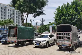 货车司机“以车摆摊”，高温烈日下生意冷清，不敢守又不想放弃图片