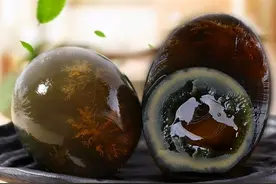 松花蛋这样做太好吃了，我家隔三差五就吃一次，比红烧肉还解馋图片
