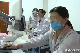 不到8个月大的宝宝连续发热阴囊红肿，医生竟在宝宝体内找到疑似床扫帚杆图片