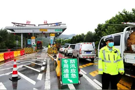 暴雨来袭，随州交警奔赴抗洪救援一线保安畅图片