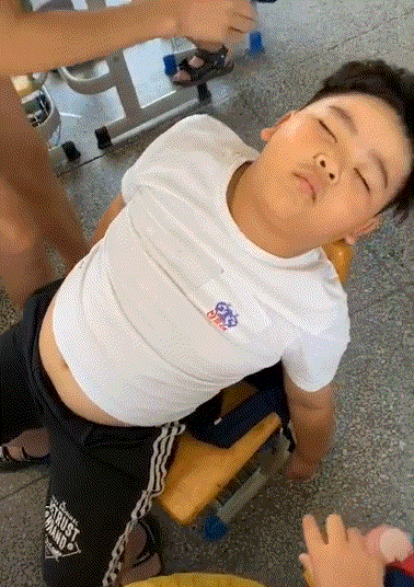 小学生“一睡成名”：从12点睡到下午3点，老师：再睡放学了图片