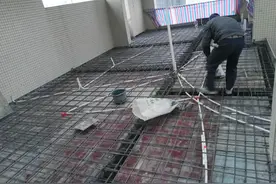印度工人盖房子为了节省成本，屋顶用陶碗替代填充板，做法聪明图片