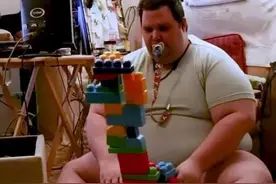 美国33岁的成年巨婴，整天睡穿纸尿裤，妈妈：他还只是孩子图片