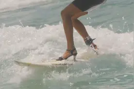 小姐姐穿的高跟鞋玩冲浪，姿势太帅了吧