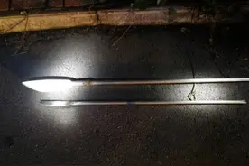 拍抖音炫耀，三男子携长刀出没闹市 警方：拘图片