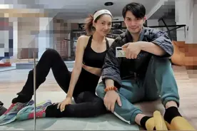 杜若溪严屹宽秀恩爱，健身房合影自拍，全身无赘肉哪像孩子妈图片