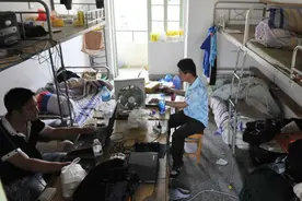 大学宿舍熄灯后都干什么？男女生宿舍大不同，女宿比男宿更热闹图片