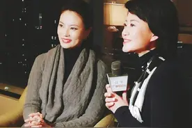 央视美女主持刘芳菲，灰色针织衫配焦糖长靴优雅高级，气质真绝了图片