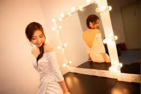 余霜分手后，老阿姨变少女，晒粉红抹胸写真，甜美性感全驾驭图片