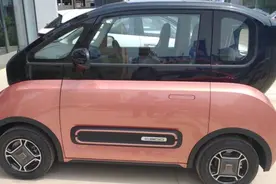 没白等！可上绿牌的新宝骏E300，档次不输奔驰，8w多就能自动泊车图片