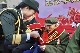 军事界 | 致敬英雄！省军区干休所为抗美援朝老兵颁发纪念章图片