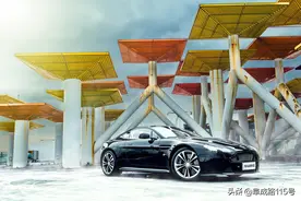 驾驶阿斯顿·马丁V12 VANTAGE S苦中作乐图片