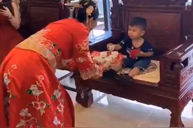 贵州一新娘弯腰给小孩敬茶，喝完后得到个大红包，原因令人羡慕图片