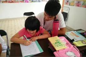 “她，看孩子写作业，气得脑出血，没抢救过来”，怪家长太拼？图片