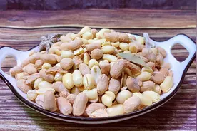 花生米健康的做法，加1把大蒜，不油炸不水煮，嘎嘣脆还不上火图片