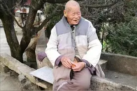 高僧释兴定隐居安徽，曾割肉喂母，63年不吃油盐，1件衲衣穿43年图片
