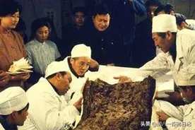 1928年乾隆墓被盗后，出土的一个被子，收藏者9万捡漏后拍卖1亿图片