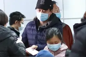 41岁佟大为机场路透，灰头土脸黑眼圈疲惫，一家五口像赶春运图片