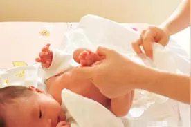 宝宝大便以后怎么处理？用水洗还是用湿巾擦？宝妈可别踩坑图片