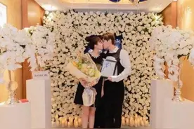 赵本山24岁女儿球球被求婚！与男友当场拥吻，两人刚相恋3个月图片