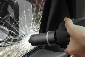 重新设计汽车防晒伞！不仅车内不烫不闷，还能1秒钟破窗图片