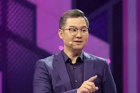 著名主持人赵川人设崩塌！抛弃两任糟糠之妻，再婚娶小十六岁空姐图片