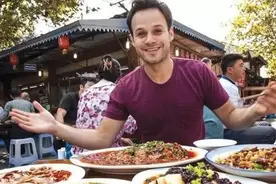英国小伙来中国，在朋友家中吃顿饭后迷惑：你们管这叫家常菜？图片