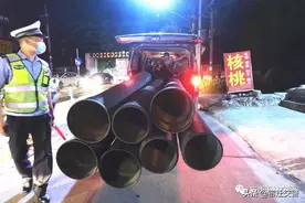 为保持车辆平衡  广西一家三口充当“人肉千斤坠”！图片