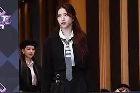 著名女星历史知识匮乏，搂着纳粹模特假人搞暧昧，遭欧美粉丝猛怼图片