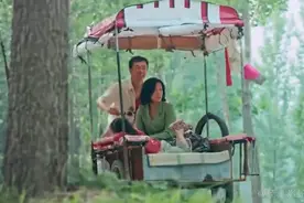 光棍骑千里送母女回家，为了报答，女人以身相许！一部国产老电影图片