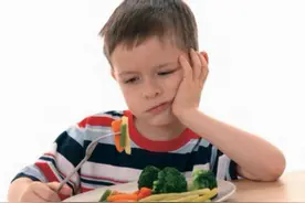 只吃肉不吃菜？孩子不爱吃菜有原因，聪明妈妈这样做图片
