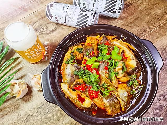 家常烧鱼我常用这方法，食材入锅再加碗啤酒，味美下饭料也多